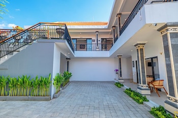 Crystal Flow Guest House & Apartment Canggu,,3 star