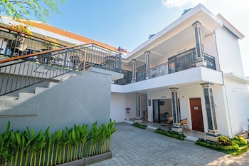 Crystal Flow Guest House & Apartment Canggu,,3 star