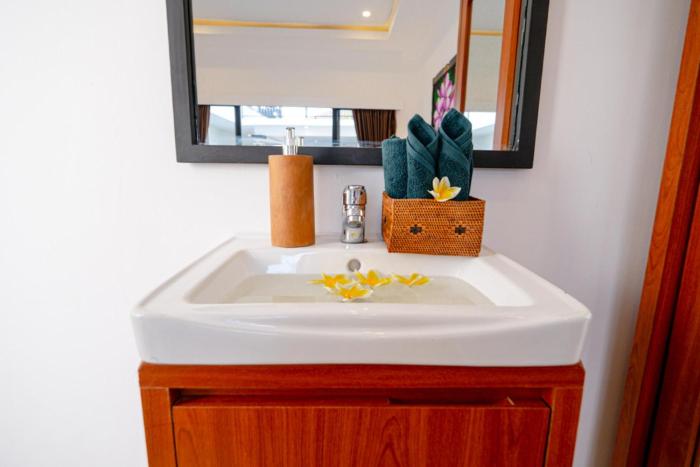 crystal flow guest house and apartment canggu