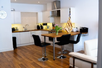 Cleave House - Stylish N Chic 3 Bed House Mins From Central London,,2 star