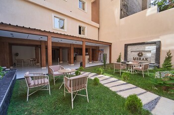 merak pyramids view hotel