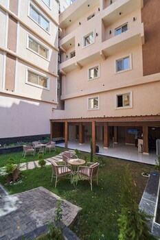 merak pyramids view hotel