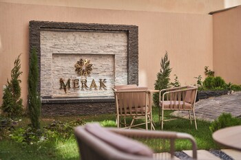 merak pyramids view hotel