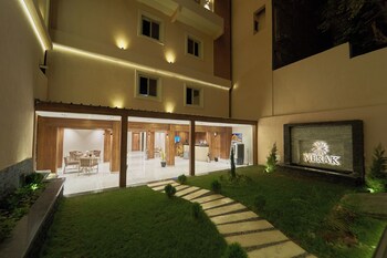 merak pyramids view hotel