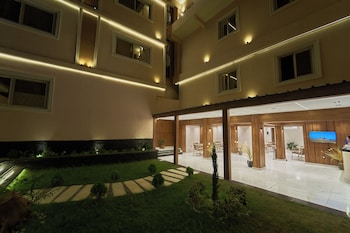 merak pyramids view hotel
