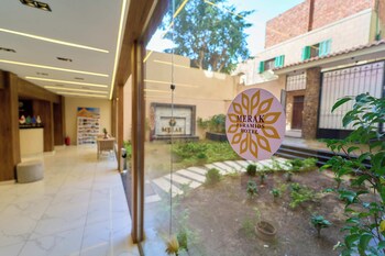 merak pyramids view hotel