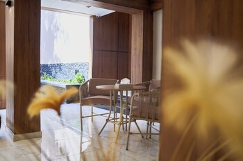 merak pyramids view hotel