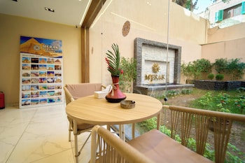 merak pyramids view hotel