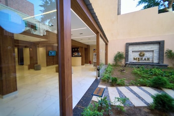 merak pyramids view hotel