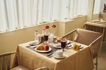 merak pyramids view hotel