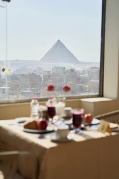 merak pyramids view hotel