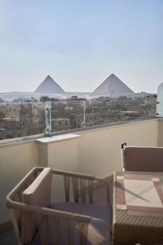 merak pyramids view hotel