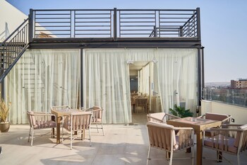 merak pyramids view hotel