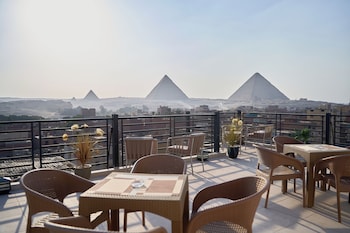 merak pyramids view hotel