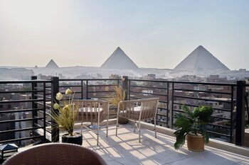 merak pyramids view hotel