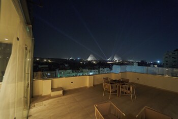 merak pyramids view hotel