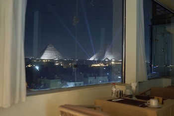 merak pyramids view hotel