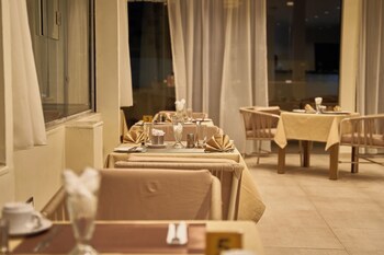 merak pyramids view hotel