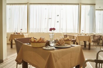 merak pyramids view hotel