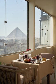 merak pyramids view hotel