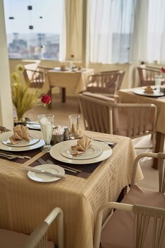 merak pyramids view hotel