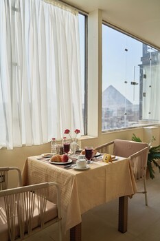 merak pyramids view hotel