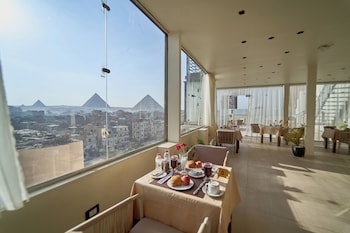 merak pyramids view hotel