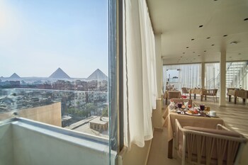 merak pyramids view hotel