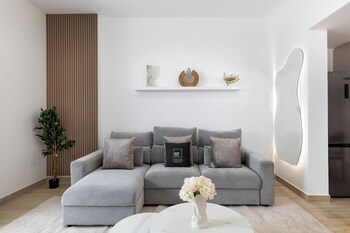 Maison Privee - Sleek Yas Getaway W/ Ferrari World And Canal Views,,0 star