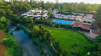 The Lagoon Resort,,3 star