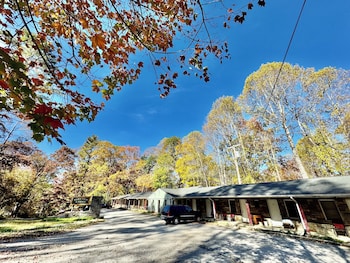 Parkview Lodge & Cabins,,2 star
