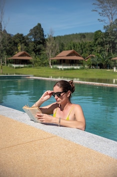 lost horizon resort khao sok
