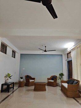 shimray minimalist hostel