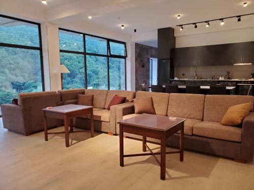the whispering oaks retreat