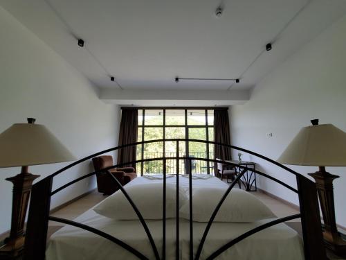 the whispering oaks retreat