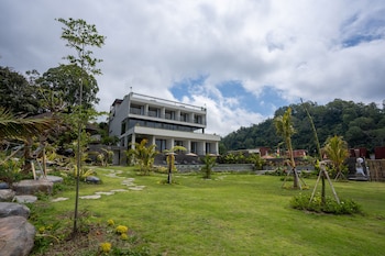 tribhuwana padma lake resort