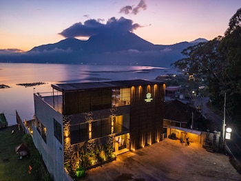 tribhuwana padma lake resort