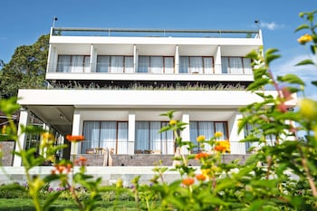 tribhuwana padma lake resort