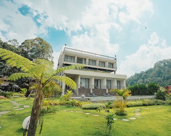tribhuwana padma lake resort
