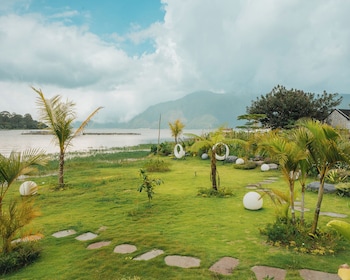 tribhuwana padma lake resort