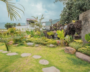 tribhuwana padma lake resort