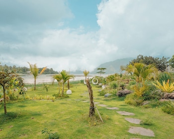 tribhuwana padma lake resort