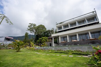 tribhuwana padma lake resort