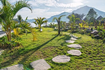 tribhuwana padma lake resort