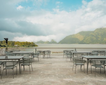 tribhuwana padma lake resort