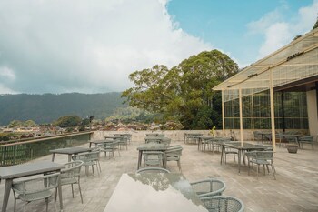tribhuwana padma lake resort