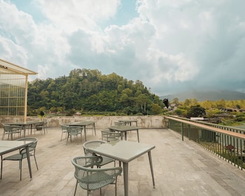 tribhuwana padma lake resort