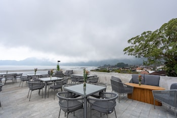 tribhuwana padma lake resort