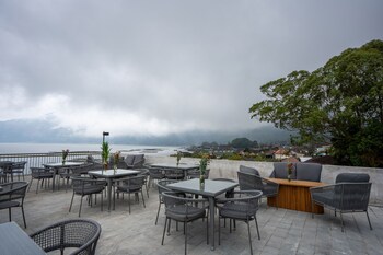 tribhuwana padma lake resort