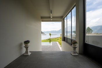 tribhuwana padma lake resort